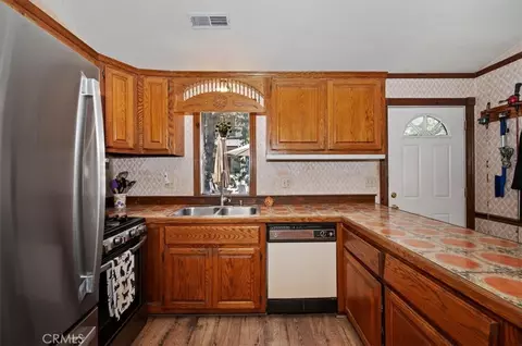 Kitchen - 32988 Arrowbear Dr, Arrowbear Lake, CA 92382 photo 2 of 3