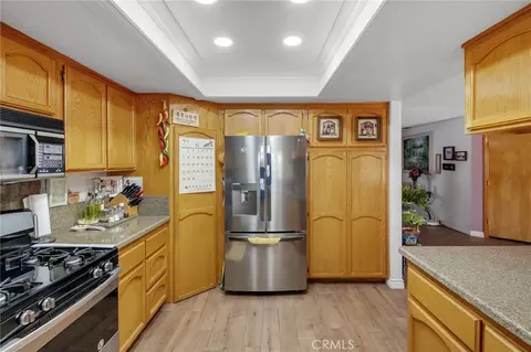 Kitchen - 22117 Cholena, Apple Valley, CA 92307 photo 2 of 5