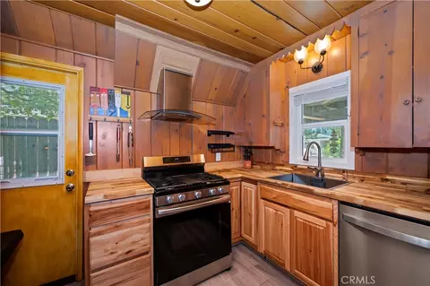 Kitchen - 311 Hemlock, Lake Arrowhead, CA 92352 photo 4 of 5