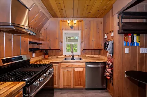 Kitchen - 311 Hemlock, Lake Arrowhead, CA 92352 photo 2 of 5