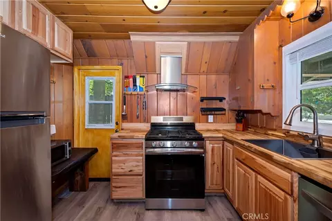 Kitchen - 311 Hemlock, Lake Arrowhead, CA 92352 photo 1 of 5
