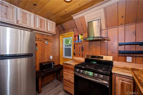 Kitchen - 311 Hemlock, Lake Arrowhead, CA 92352 photo 3 of 5