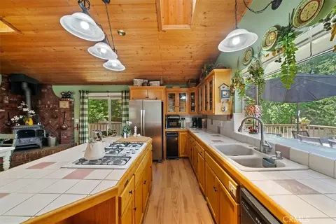 Kitchen - 41775 Garstin, Big Bear Lake, CA 92315 photo 2 of 3