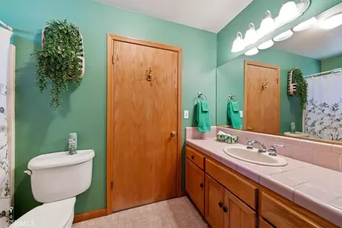 Bath - 41775 Garstin, Big Bear Lake, CA 92315 photo 4 of 5