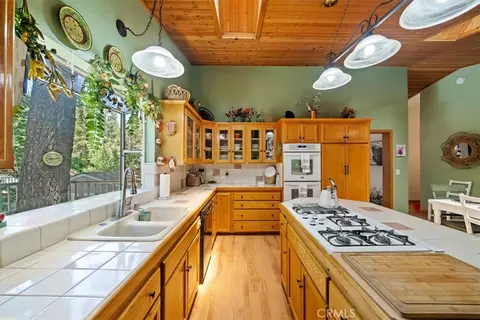 Kitchen - 41775 Garstin, Big Bear Lake, CA 92315 photo 3 of 3