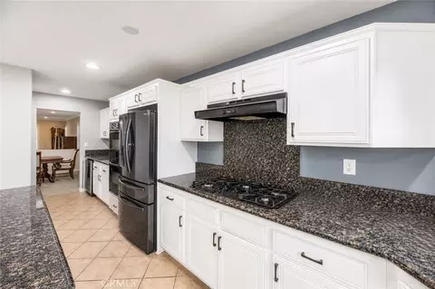 Kitchen - 4015 Belfry Cir, Corona, CA 92883 photo 3 of 5