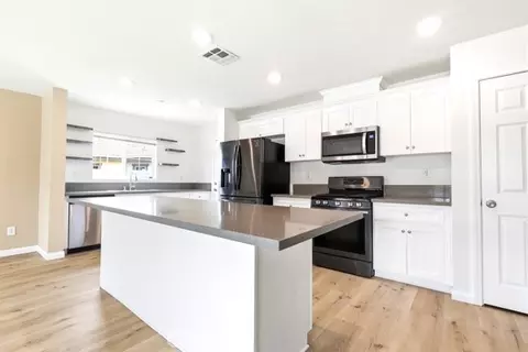 Kitchen - 457 Cimarron, Perris, CA 92570 photo 3 of 4