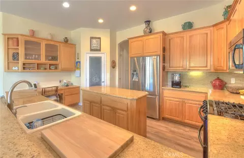 Kitchen - 17292 Bali, Riverside, CA 92504 photo 5 of 6