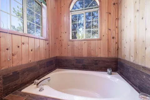 Bath - 252 Riverside, Sugarloaf, CA 92386 photo 2 of 3