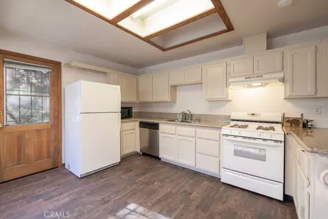 Kitchen - 252 Riverside, Sugarloaf, CA 92386 photo 1 of 2