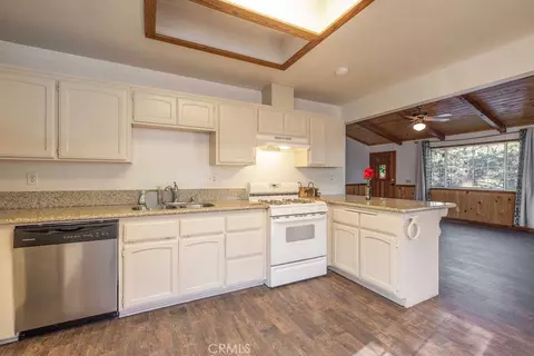 Kitchen - 252 Riverside, Sugarloaf, CA 92386 photo 2 of 2