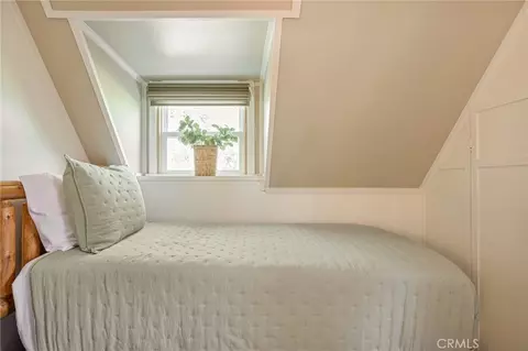Bedroom - 380 Hemlock, Lake Arrowhead, CA 92352 photo 8 of 9