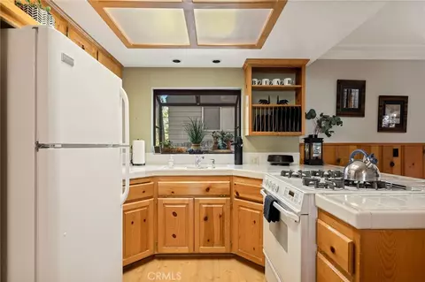 Kitchen - 380 Hemlock, Lake Arrowhead, CA 92352 photo 2 of 2
