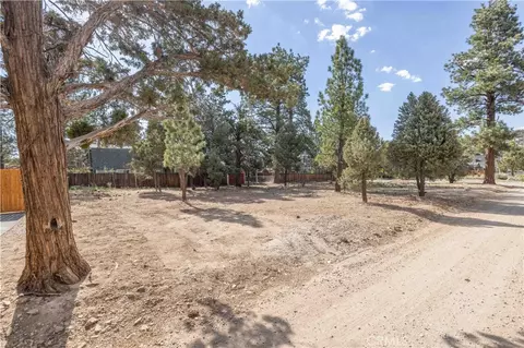909 Ash Ln, Big Bear City, CA 92314