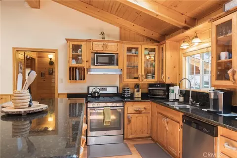 Kitchen - 40356 Cliff Ln, Big Bear Lake, CA 92315 photo 4 of 5