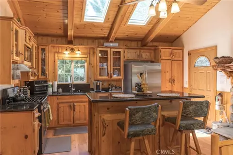 Kitchen - 40356 Cliff Ln, Big Bear Lake, CA 92315 photo 5 of 5