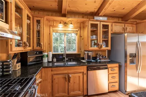 Kitchen - 40356 Cliff Ln, Big Bear Lake, CA 92315 photo 2 of 5