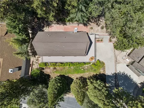 View/Area - 27711 Hamiltair Dr, Lake Arrowhead, CA 92352 photo 4 of 7