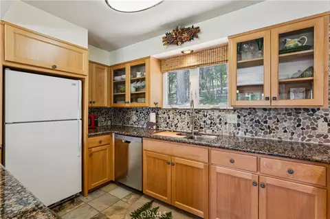 Kitchen - 27711 Hamiltair Dr, Lake Arrowhead, CA 92352 photo 2 of 3