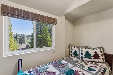 Bedroom - 27711 Hamiltair Dr, Lake Arrowhead, CA 92352 photo 7 of 10