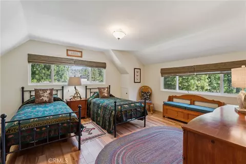 Bedroom - 27711 Hamiltair Dr, Lake Arrowhead, CA 92352 photo 8 of 10