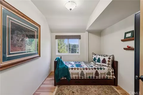 Bedroom - 27711 Hamiltair Dr, Lake Arrowhead, CA 92352 photo 6 of 10