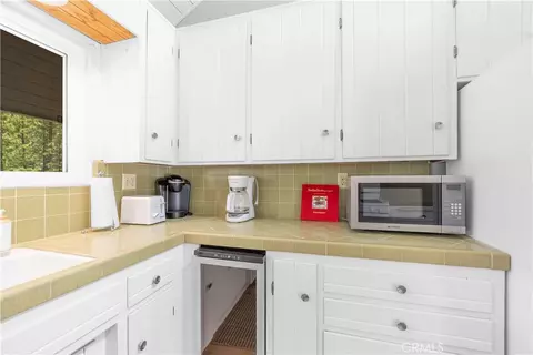 Kitchen - 41747 Comstock, Big Bear Lake, CA 92315 photo 4 of 5