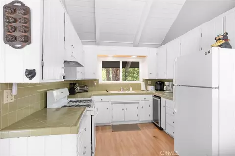 Kitchen - 41747 Comstock, Big Bear Lake, CA 92315 photo 3 of 5