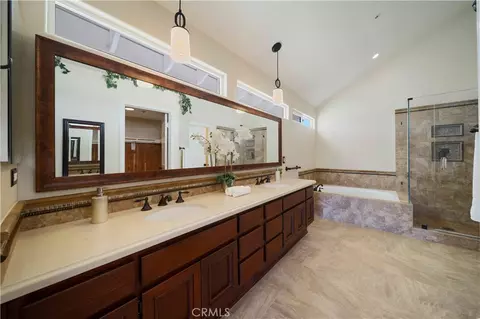 Bath - 6627 E Pinnacle Pointe, Orange, CA 92869 photo 2 of 4