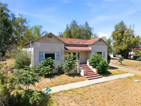 Exterior - 1464 Pacific St, Redlands, CA 92373 photo 4 of 9