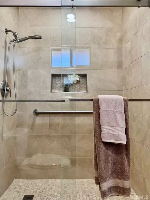 Bath - 235 Pinewood Ct, Redlands, CA 92374 photo 2 of 5