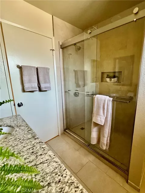 Bath - 235 Pinewood Ct, Redlands, CA 92374 photo 4 of 4