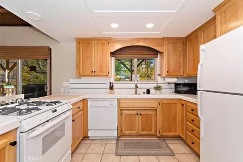 Kitchen - 1241 Innsbruck, Lake Arrowhead, CA 92352 photo 2 of 4