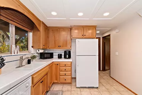 Kitchen - 1241 Innsbruck, Lake Arrowhead, CA 92352 photo 3 of 4