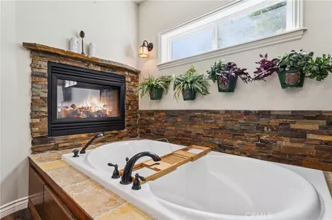 Bath - 191 Fairway, Lake Arrowhead, CA 92352 photo 3 of 5