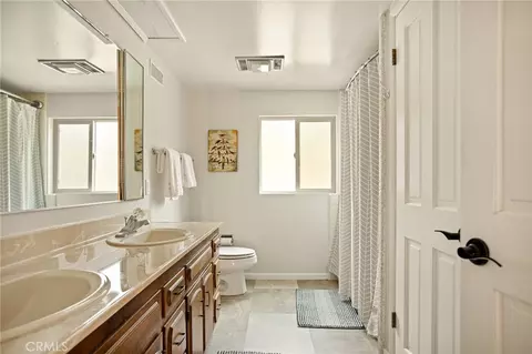 Bath - 435 Riviera Dr, Lake Arrowhead, CA 92352 photo 4 of 4