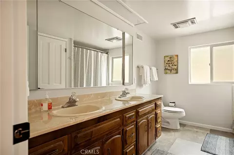 Bath - 435 Riviera Dr, Lake Arrowhead, CA 92352 photo 3 of 4