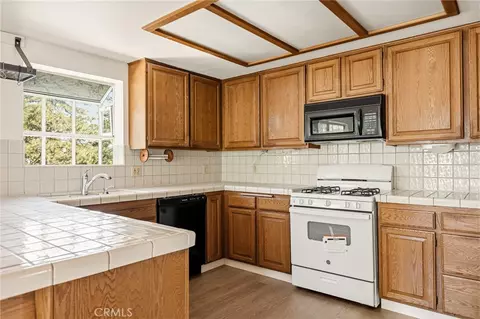 Kitchen - 30930 Glen Oak, Running Springs, CA 92382 photo 1 of 2