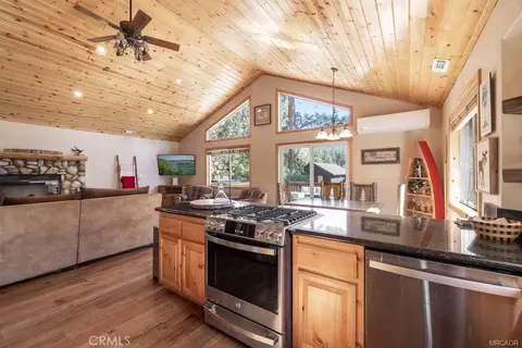 Kitchen - 42741 Cougar Rd, Big Bear Lake, CA 92315 photo 3 of 4