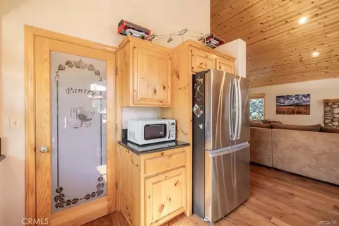 Kitchen - 42741 Cougar Rd, Big Bear Lake, CA 92315 photo 4 of 4