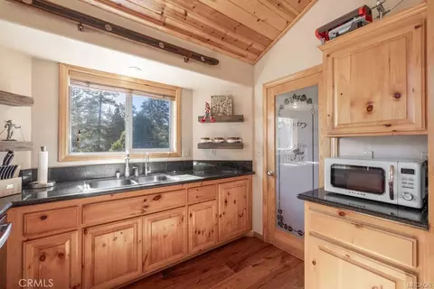 Kitchen - 42741 Cougar Rd, Big Bear Lake, CA 92315 photo 2 of 4