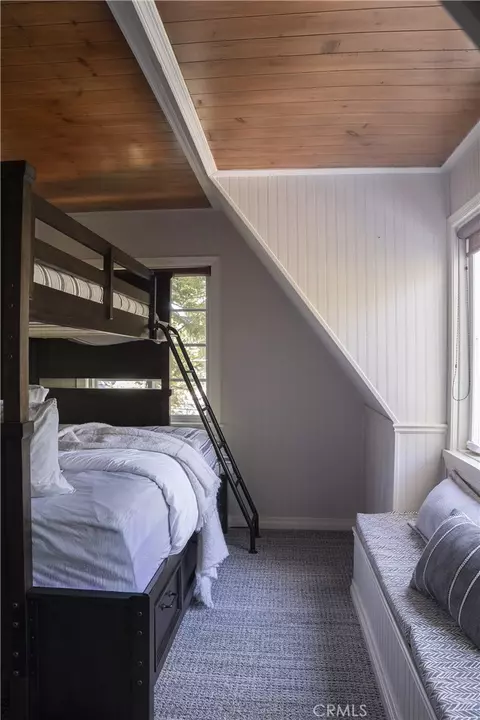 Bedroom - 27780 Lakes Edge Rd, Lake Arrowhead, CA 92352 photo 3 of 5