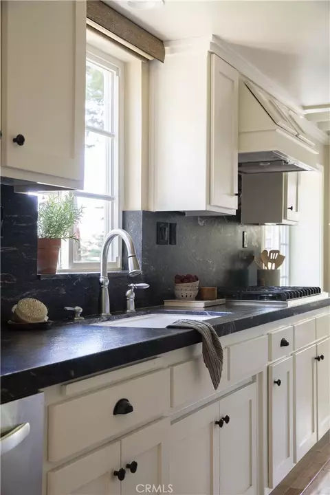Kitchen - 27780 Lakes Edge Rd, Lake Arrowhead, CA 92352 photo 2 of 3