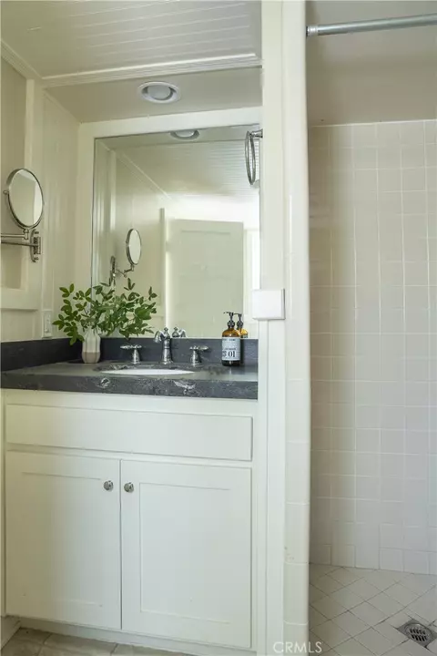 Bath - 27780 Lakes Edge Rd, Lake Arrowhead, CA 92352 photo 3 of 3