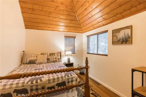 Bedroom - 308 Cedarbrook Dr, Twin Peaks, CA 92391 photo 4 of 7