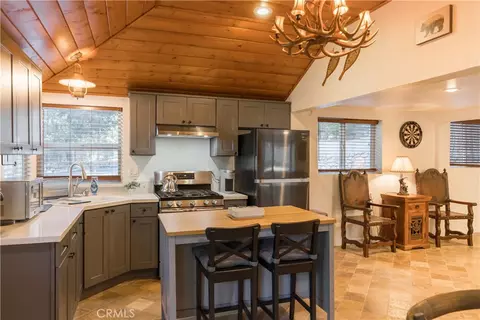 Kitchen - 308 Cedarbrook Dr, Twin Peaks, CA 92391 photo 4 of 7