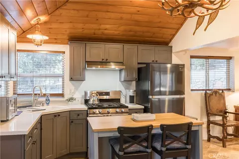 Kitchen - 308 Cedarbrook Dr, Twin Peaks, CA 92391 photo 2 of 7