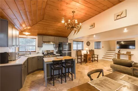 Kitchen - 308 Cedarbrook Dr, Twin Peaks, CA 92391 photo 3 of 7
