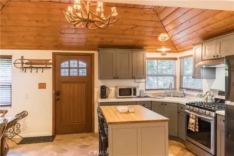 Kitchen - 308 Cedarbrook Dr, Twin Peaks, CA 92391 photo 1 of 7