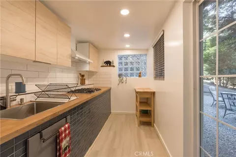 Kitchen - 308 Cedarbrook Dr, Twin Peaks, CA 92391 photo 7 of 7